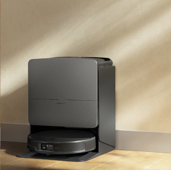 Roborock Saros 20 noir avec sa station RockDock