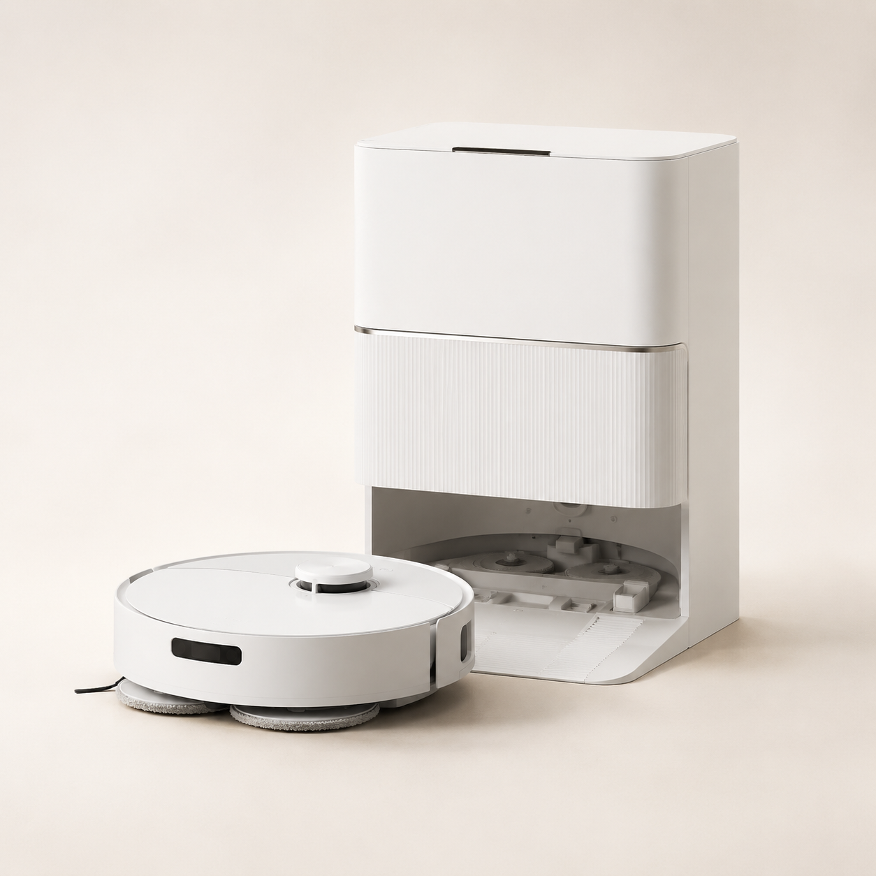 Illustration éditoriale non contractuelle d’un robot aspirateur-laveur blanc avec station multifonction, évoquant l’iRobot Roomba Plus 515 Combo avec AutoWash.